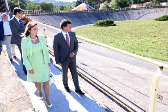 Primátorka mesta Prešov Andrea Turčanová s ministrom školstva Petrom Plavčanom na výjazdovom rokovaní na velodróme Primátorka mesta Prešov Andrea Turčanová s ministrom školstva Petrom Plavčanom na výjazdovom rokovaní na velodróme