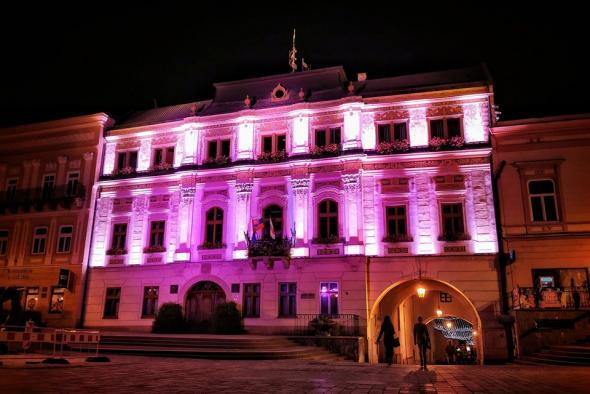 Mesto Prešov sa zapojilo do Pink Light Day, radnica svietila na ružovo Mesto Prešov sa zapojilo do Pink Light Day, radnica svietila na ružovo